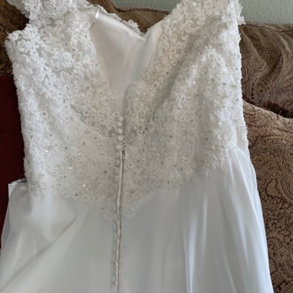 Beautiful Mori Lee Ivory Wedding Dress - Picture 7 of 14